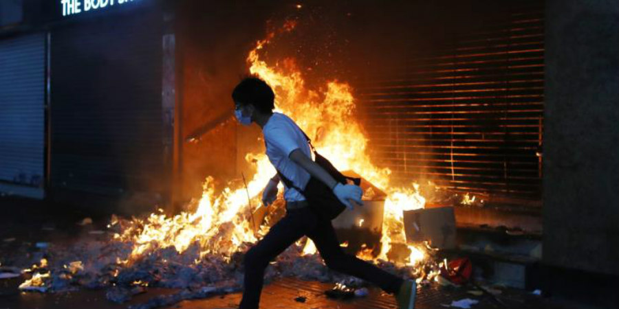 Νύχτα βίαιων διαδηλώσεων στο Χονγκ Κονγκ - VIDEO